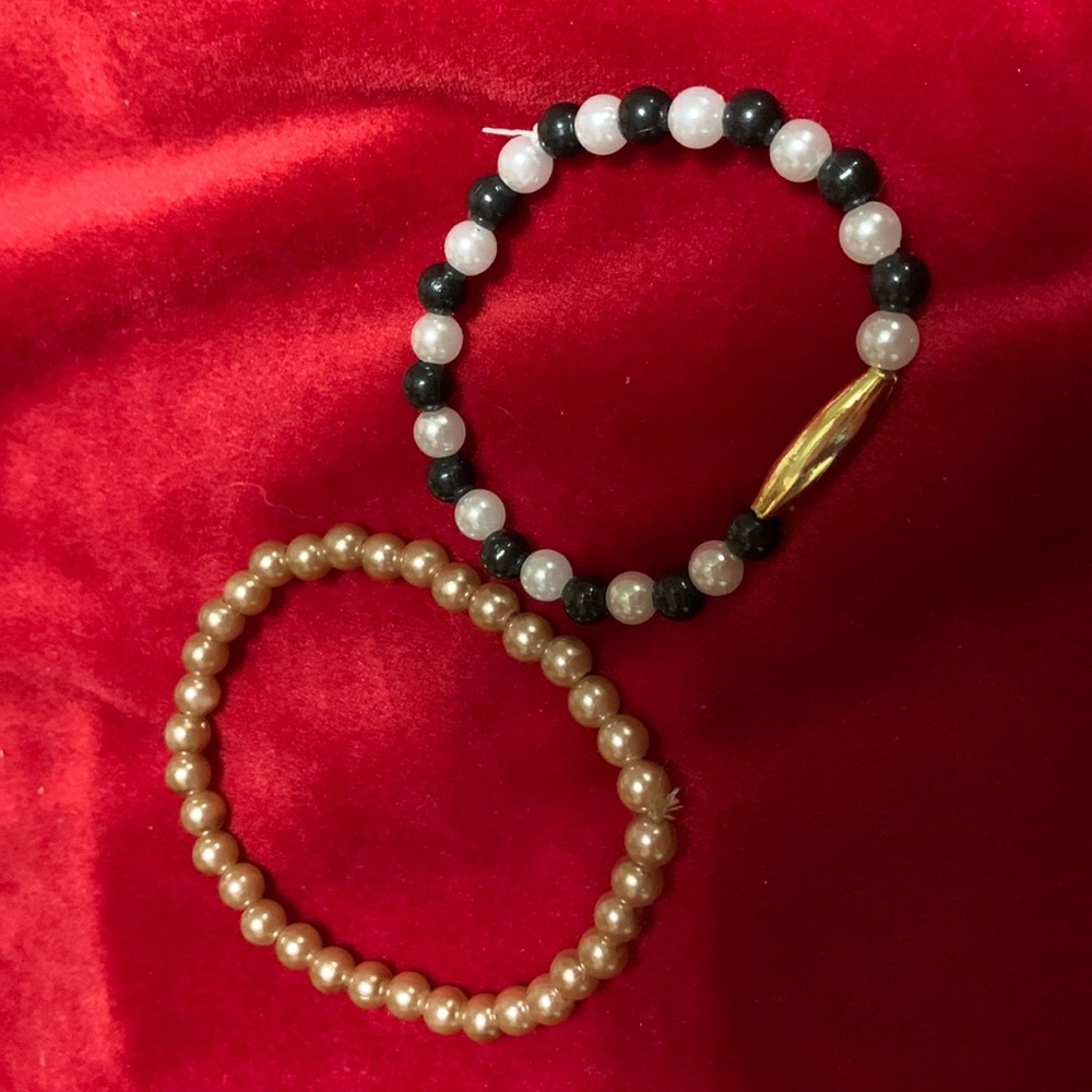 beaded bracelet’s that are fancy and i make them my self and i am 10